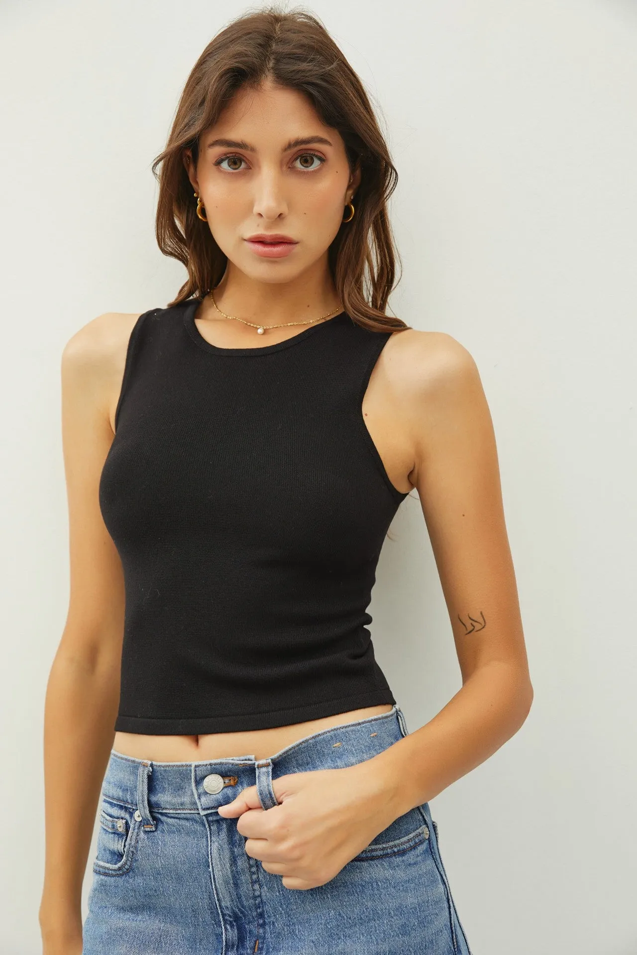 ROUND NECK SLEEVELESS CROP TANK